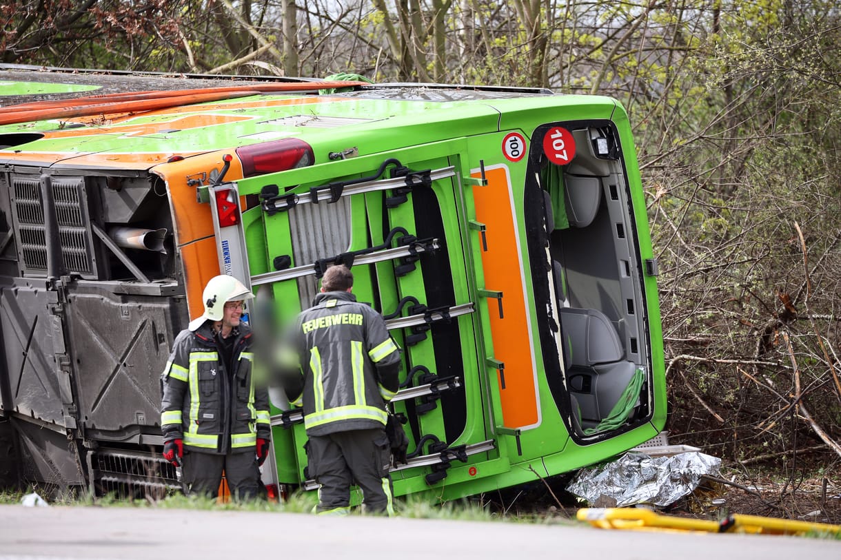 Öten meghaltak, amikor felborult egy FlixBus Lipcsénél