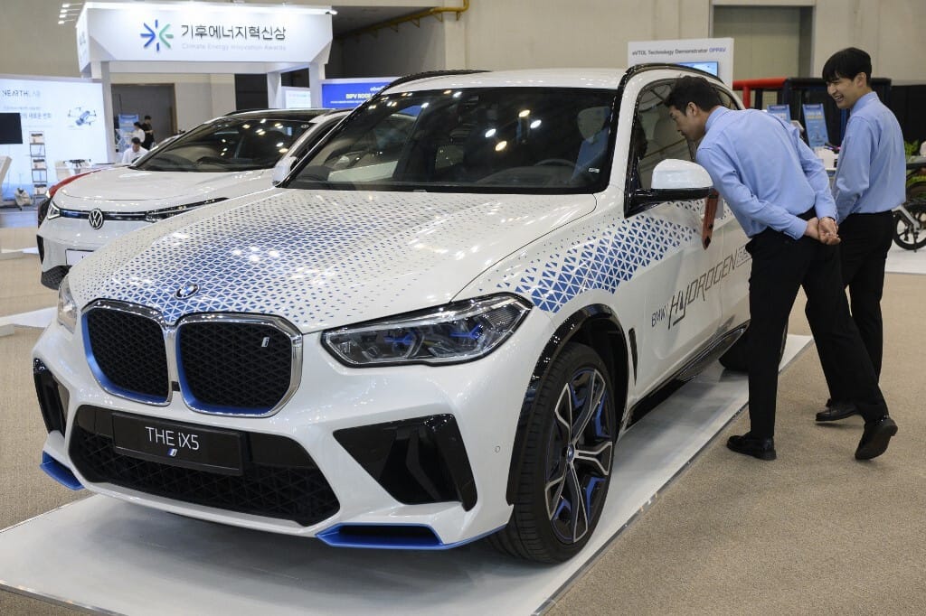 2028-ban kerülnek a piacra a BMW hidrogén-üzemanyagcellás autói
