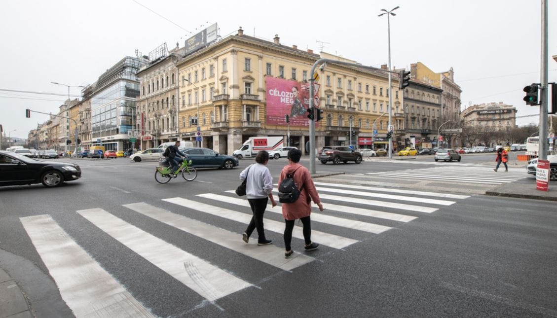 Két új zebrát kapott a Blaha Lujza tér