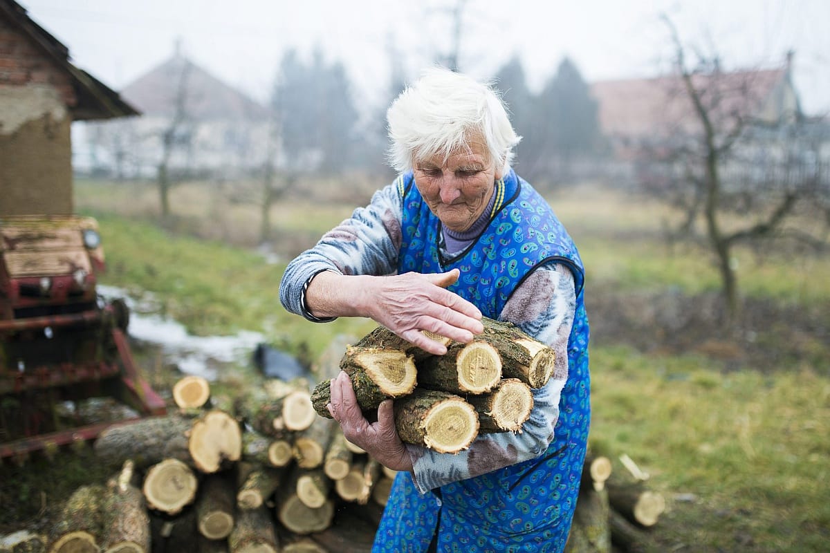 A fával és szénnel fűtők is megkapják a téli rezsicsökkentést