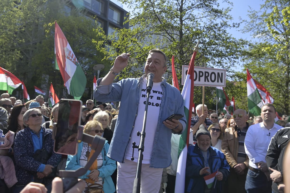 Kint volt Bayer Zsolt tüntetésén a tiszásokat akasztással fenyegető és emiatt elítélt férfi is