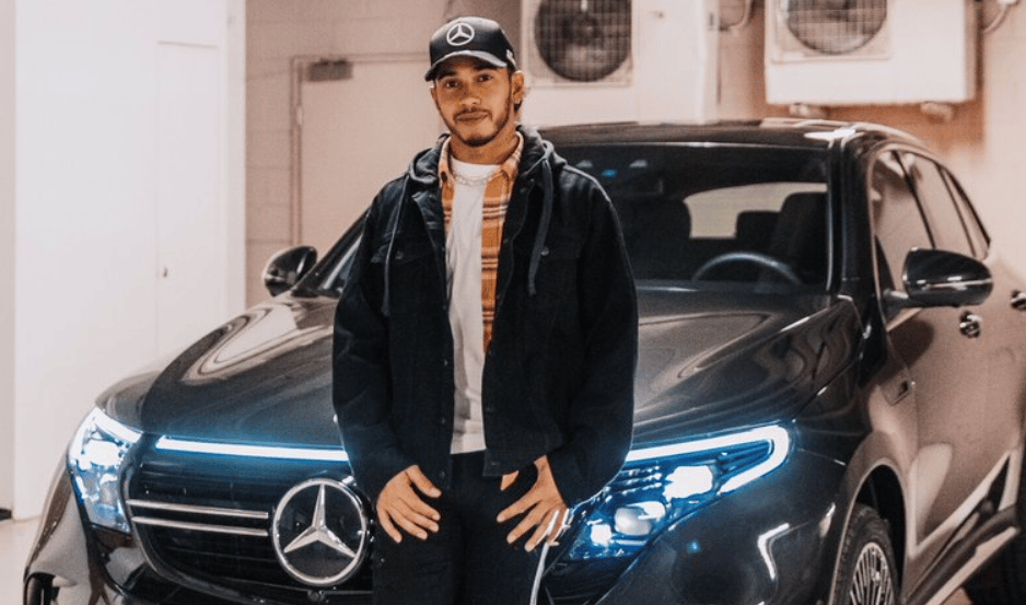 Egész büszkén feszít Lewis Hamilton egy kakukktojásnak tűnő autó mellett