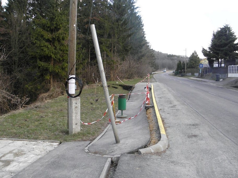 Megcsúszott egy buszmegálló – fotó