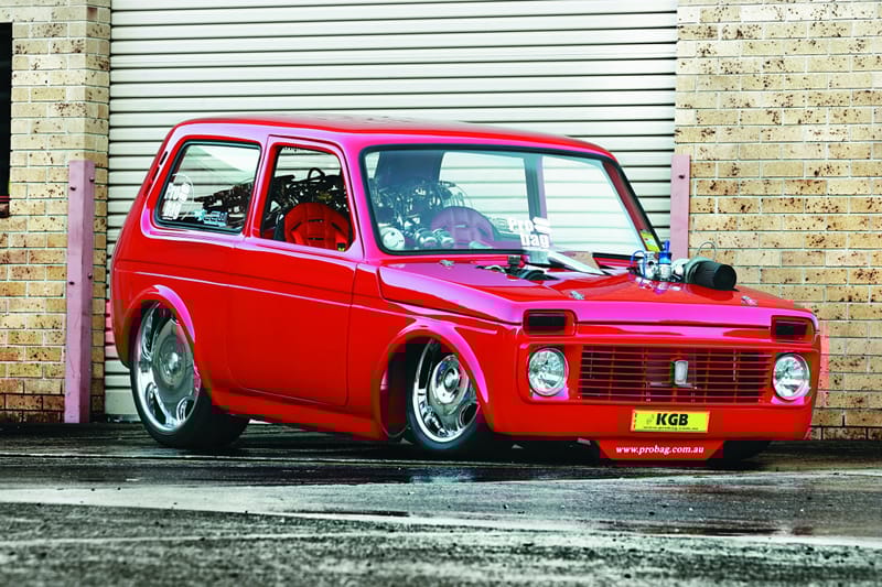 Ez maga az abszurd tuning: a porba ültetett 500 lovas Lada Niva
