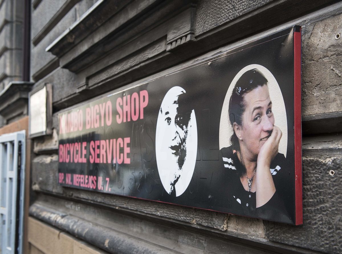 Hová folynak a képeslapos kéregetőknek adott forintok?