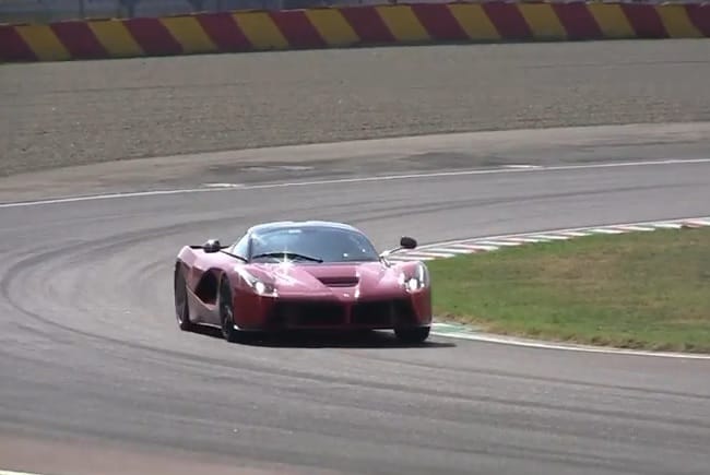 Egyszerre két LaFerrarit kaptak lencsevégre a gyári tesztpályán - videó