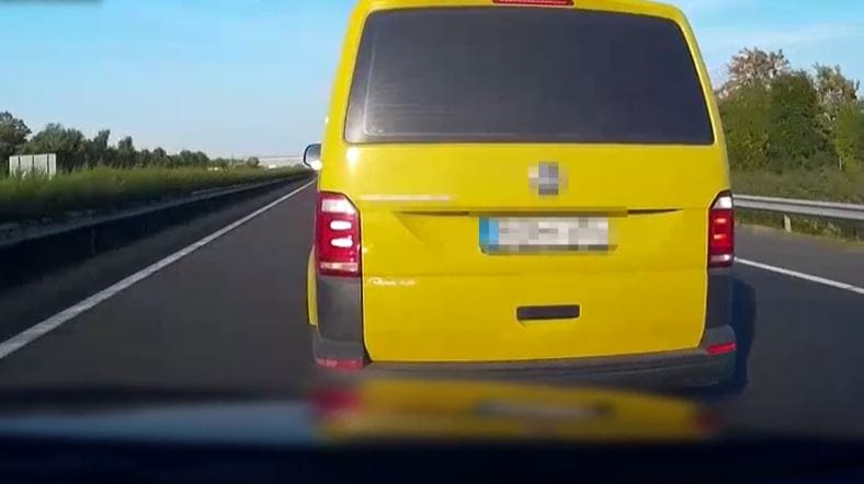 Durva büntetőfékezés az autópályán – videóval