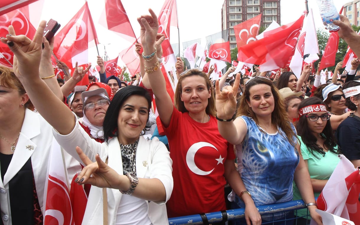 Erdogan tánca a Szürke Farkasokkal helyzetbe hozta a török szélsőjobboldalt