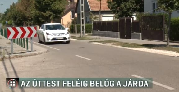 Az úttest feléig belógó járdát kell kerülgetniük az autósoknak Szigetszentmiklóson