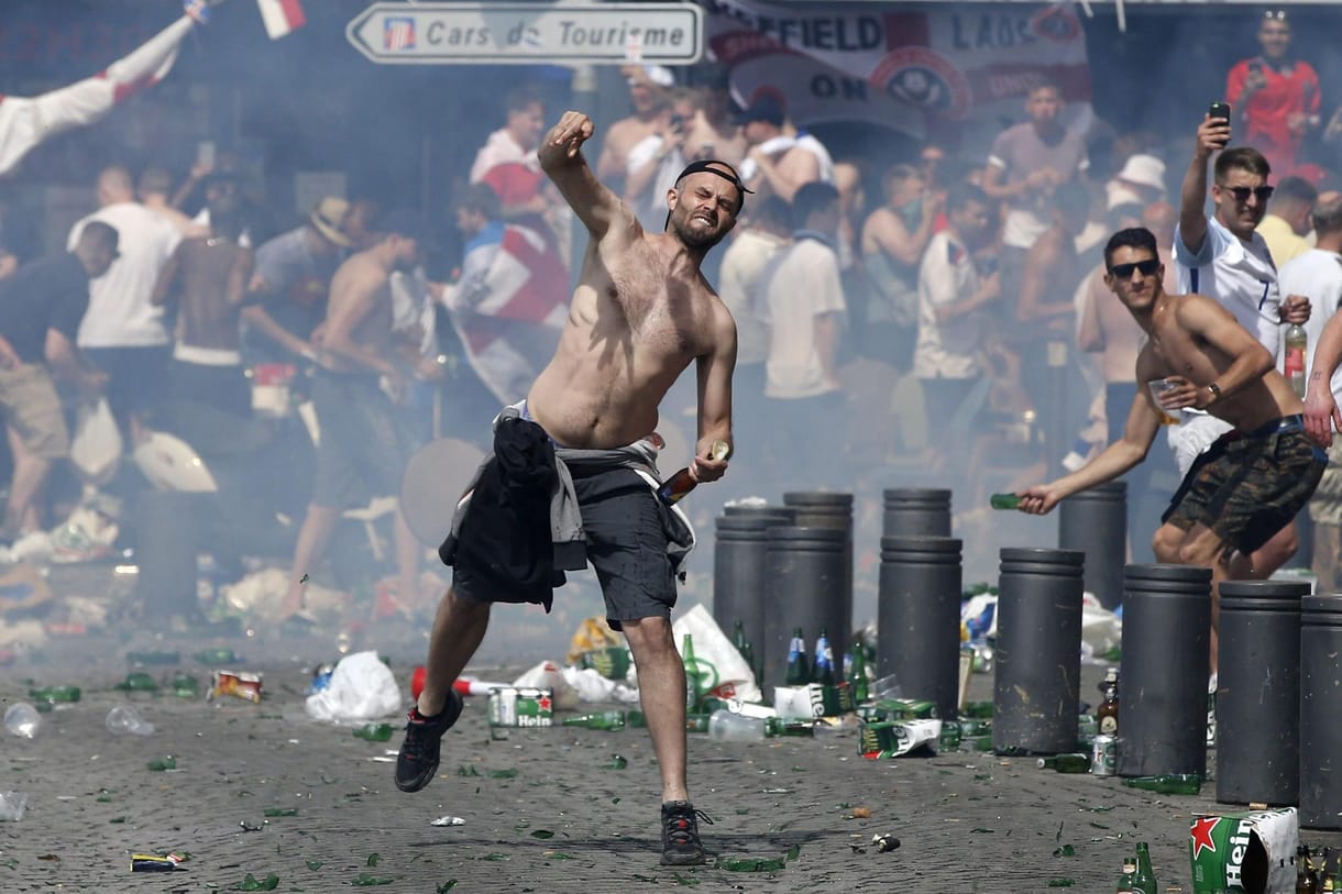 Videó: Egyre félelmetesebb a hangulat Marseille-ben, egy szurkoló életveszélyben