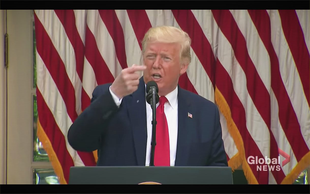 Donald Trump azért gúnyolt ki egy újságírót, mert az maszkot viselt