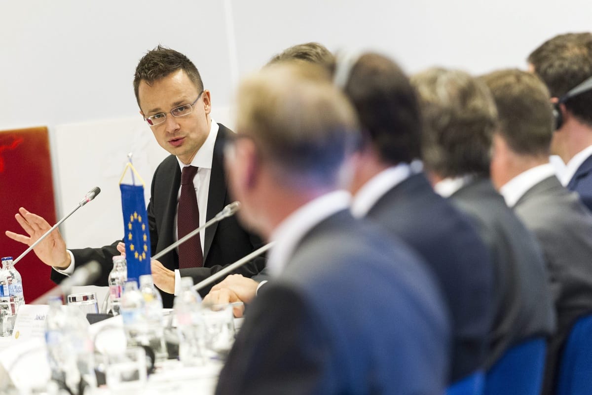 Egzotikus miniállamokkal és véres diktatúrákkal is szívesen üzletel a kormány