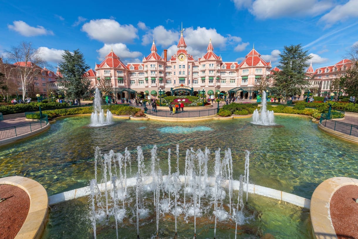 Brit szexuális bűnöző bérelte ki a párizsi Disneylandet, hogy eljátsszon egy kilencéves ukrán kislánnyal kötött esküvőt
