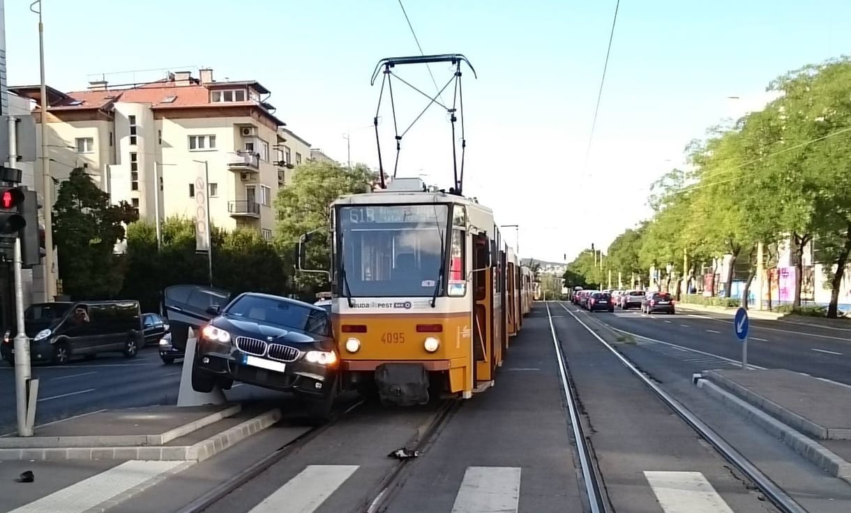 Elég egy BMW, hogy leálljon két villamosvonal – kép