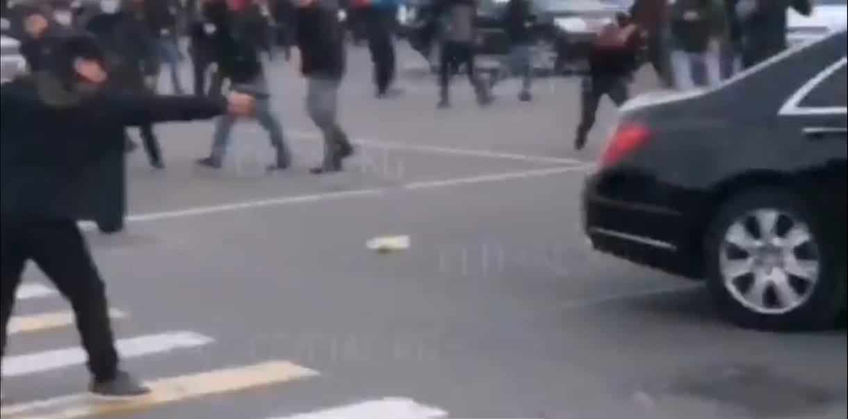 Rálőttek a volt kirgiz államfő autójára, rendkívüli állapotot hirdettek a fővárosban
