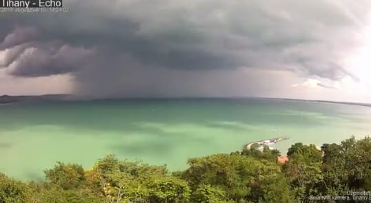 Váratlanul csapott le a vihar a Balatonnál strandolókra, zuhogott a jég Zalában – fotó, videók