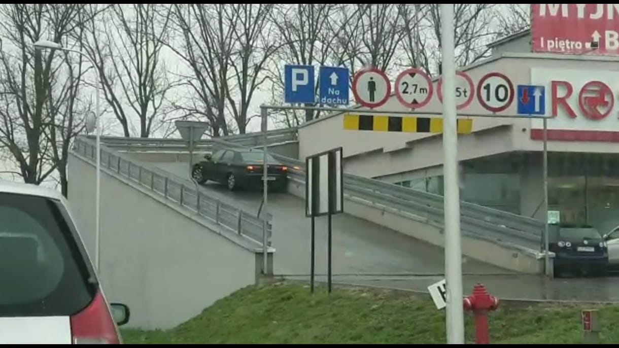 Reménytelen harcot vívott ez a néhány autós a jeges feljáróval – videó
