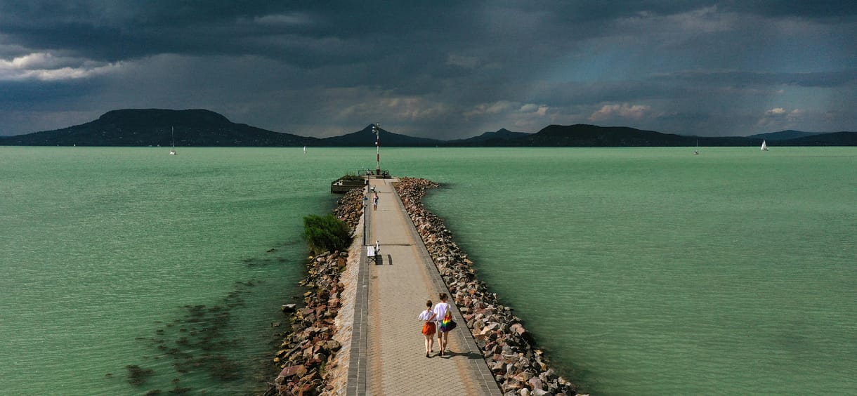 Tele van a Balaton vízzel