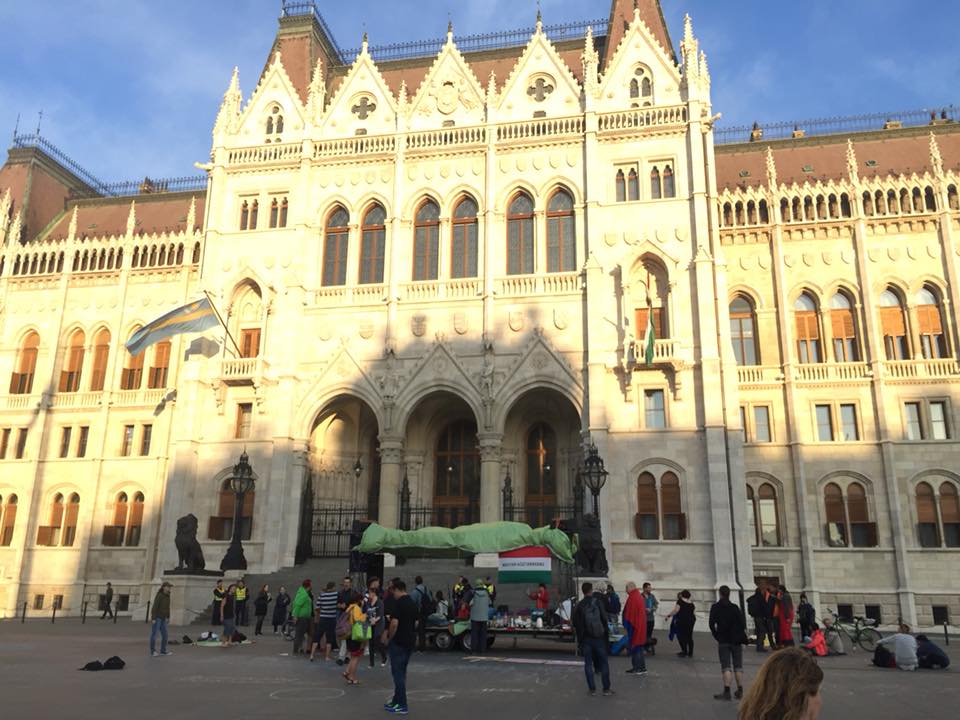Kordon nincs a Parlamentnél, csak elkezdtek gyülekezni a rendőrök