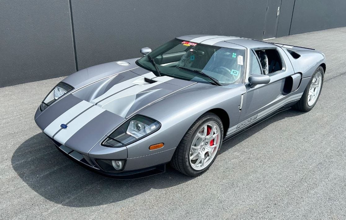 Még a védőfólia is rajta van ezen az alig 24 kilométert futott Ford GT-n