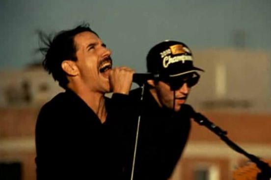 Zene kávéhoz: Red Hot Chili Peppers - The adventures of rain dance maggie (videó)