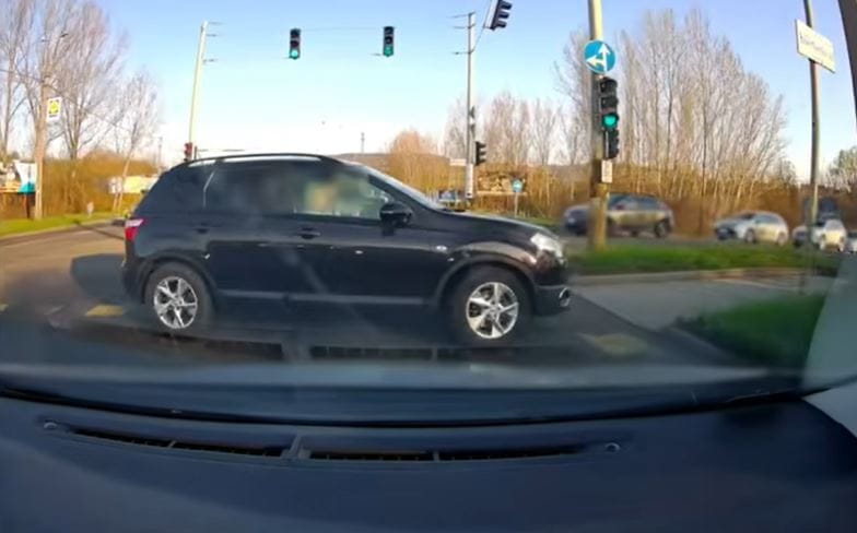 Élesben gyakorolhatta a vészfékezést egy oktató és a tanítványa az Egér úton – videó