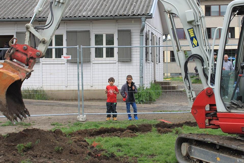 Menekülteknek épített edzőparkot egy kis magyar sikercég