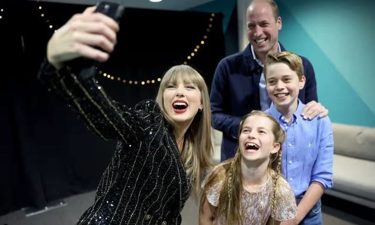 Taylor Swift Vilmosékkal szelfizett, aztán a herceg ritka táncmozdulatokat mutatott be a koncerten (videó)