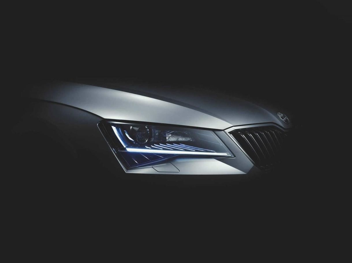 Itt az utolsó ízelítő az új Skoda Superbről
