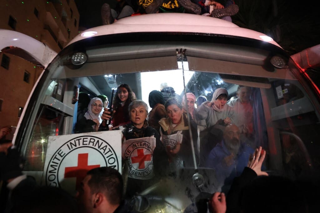 Izrael 90 palesztin foglyot engedett szabadon a tűzszüneti megállapodás részeként