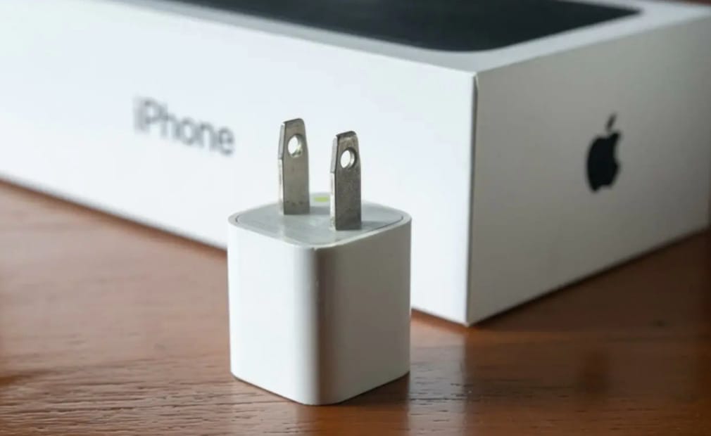 Jó sok pénzt kaphat egy vásárló, amiért nem kapott töltőt az iPhone-ja mellé
