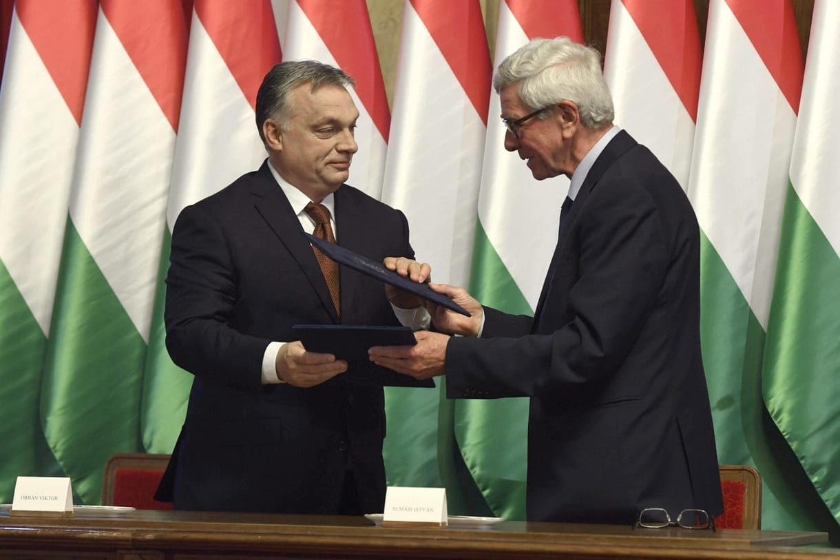 Orbán lízingeli Lázár Jánost, és busásan kárpótolja városát