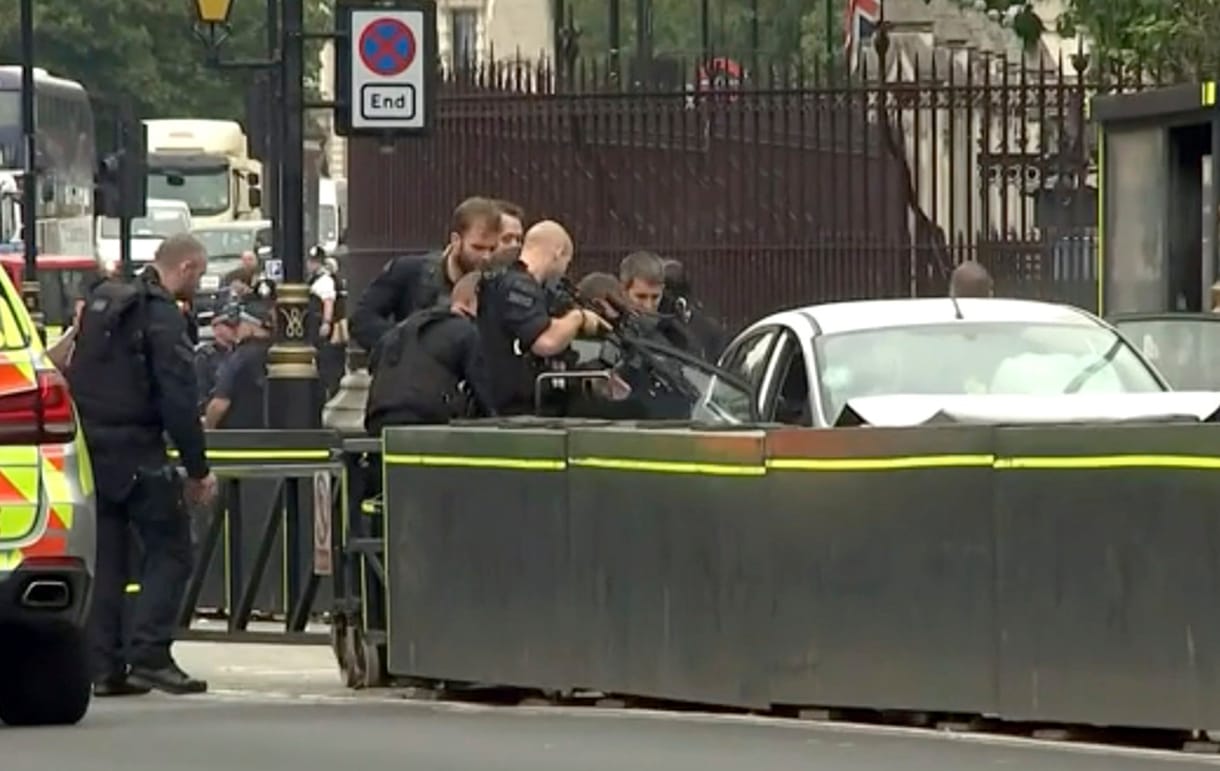 Videón az autós támadás a londoni parlamentnél