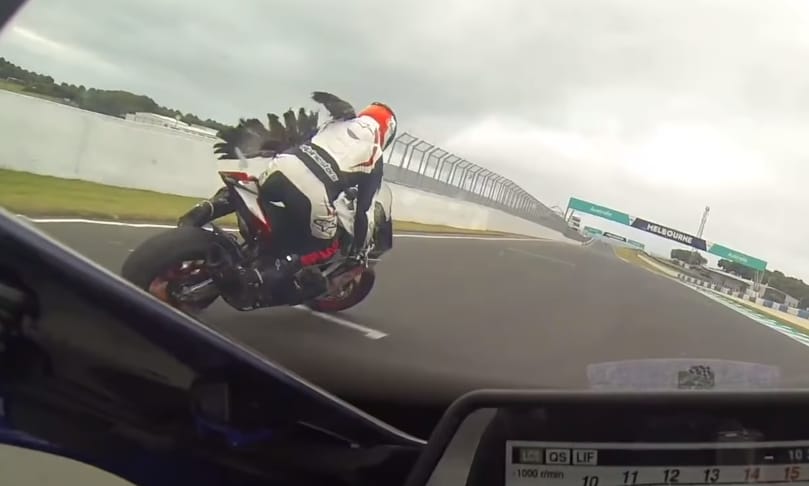 A nap videója: madárral ütközött a motoros, de a társa járt rosszabbul
