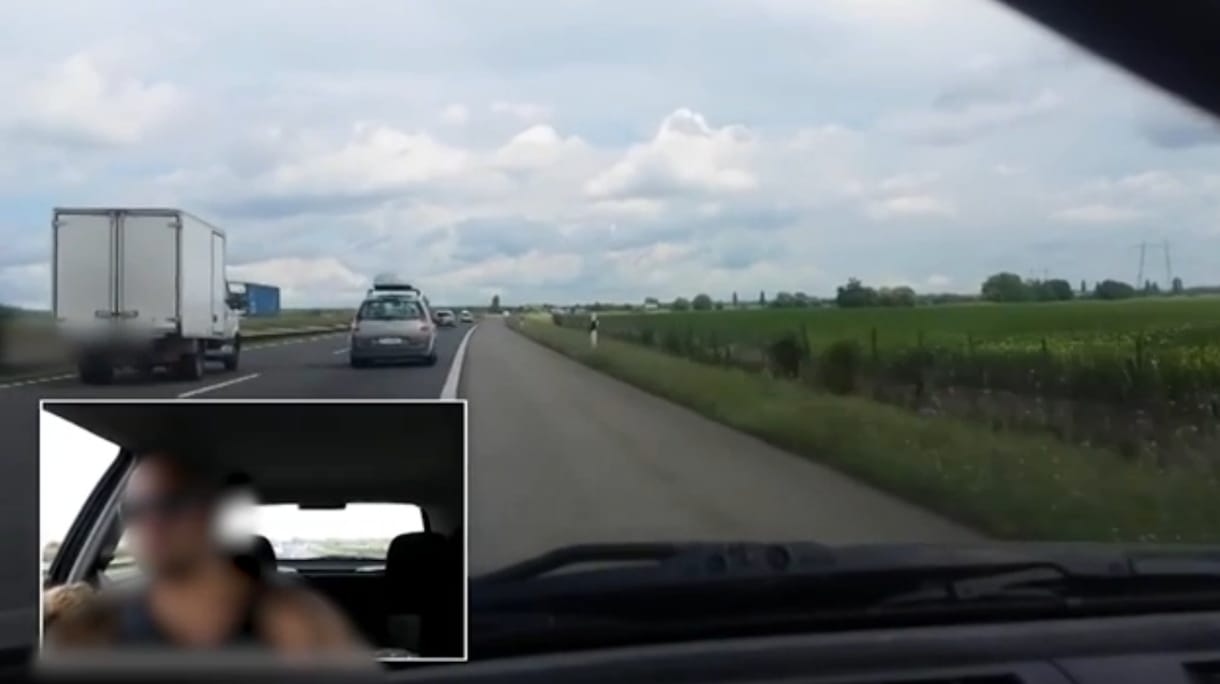 Saját magát buktatta le a leállósávban előzgető pancser sofőr – videó