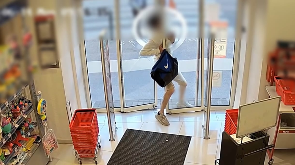 Fotocellás ajtóba szorult a rabló egy ferencvárosi drogériában – videó