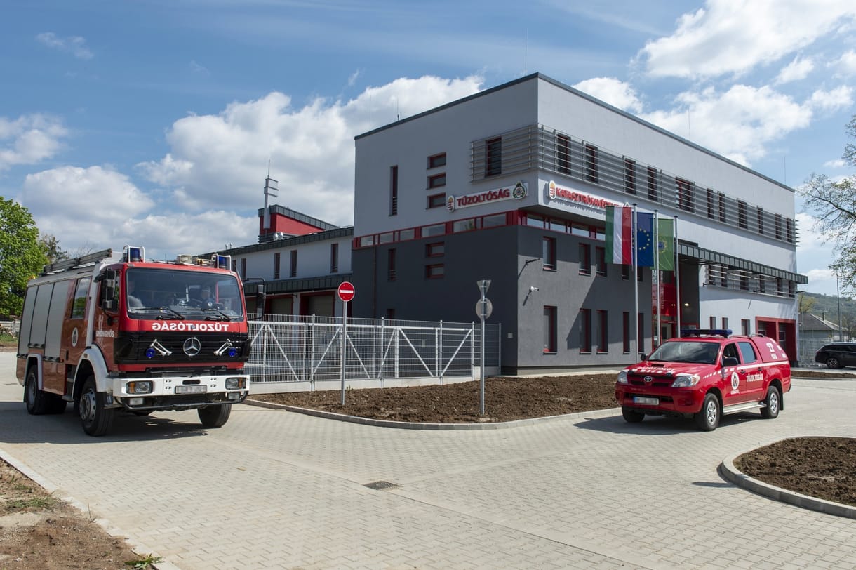 A tűzoltóknál sem lehet 18 foknál melegebb, a klímák távkapcsolóit is begyűjtötték