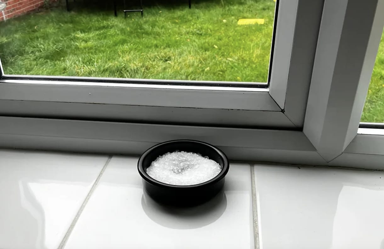 Miért terjed most a neten, hogy most télen mindenki tegyen sóval teli tálkát az ablakába?