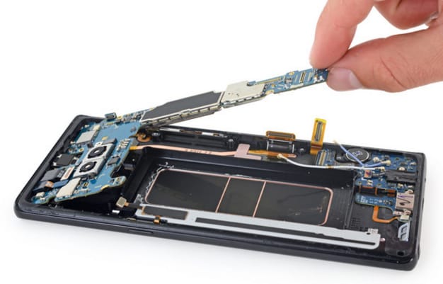 Megnézték, mi van a Galaxy Note8 belsejében, és egy kicsit meglepődtek