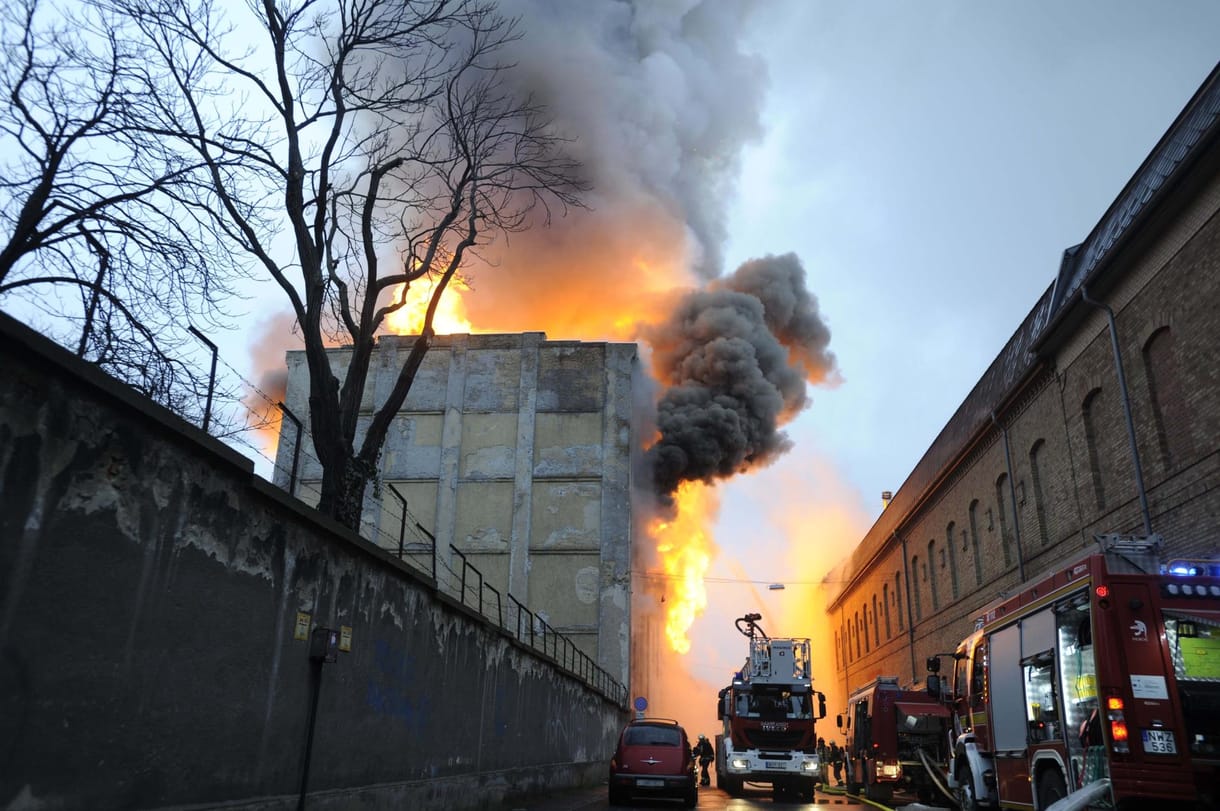 Brutálisan nagy lángokkal égett reggel a Soroksári úti raktár – videó
