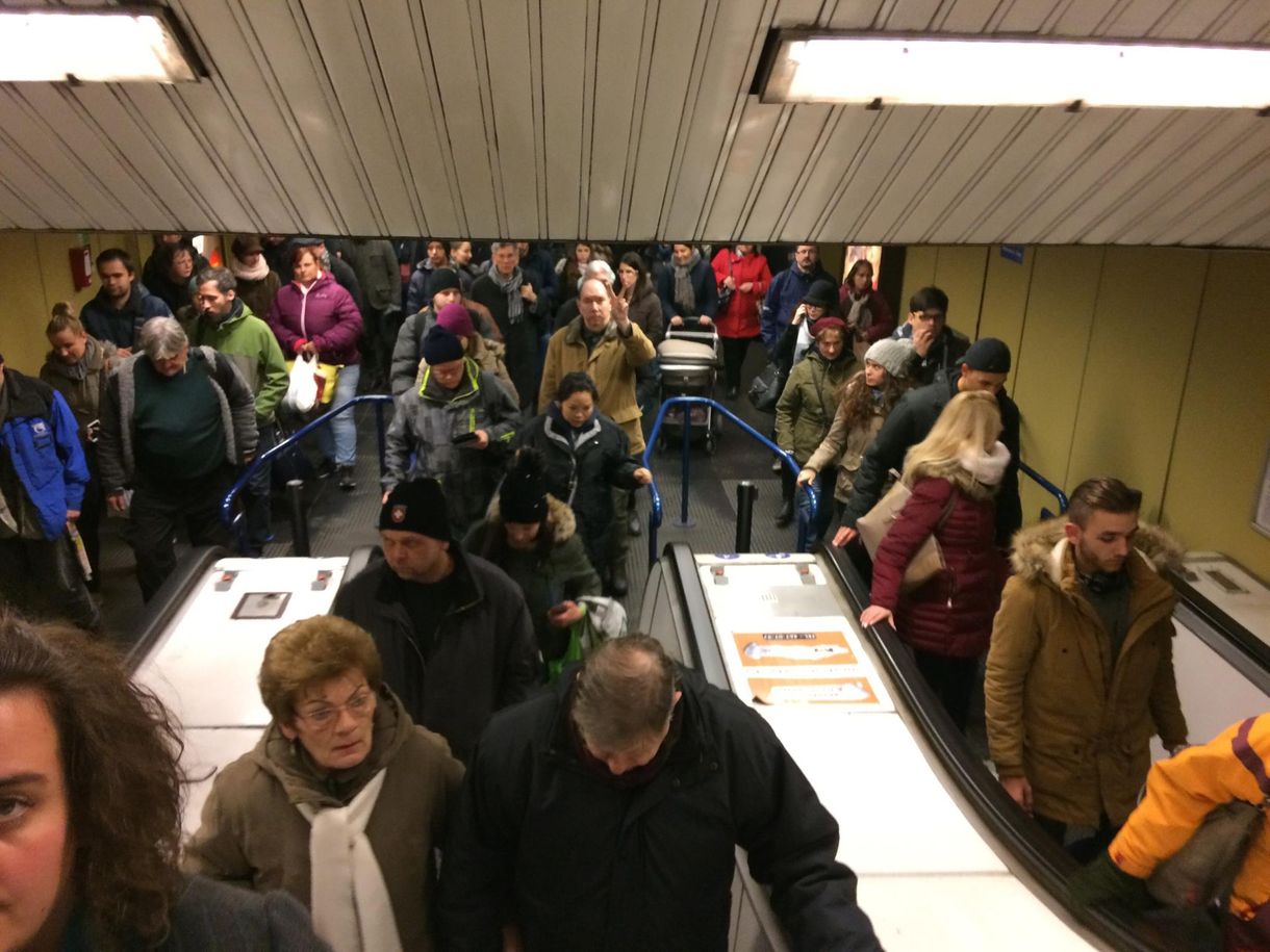 Füstölt a 3-as metró egyik szerelvénye, pótlóbuszok jártak