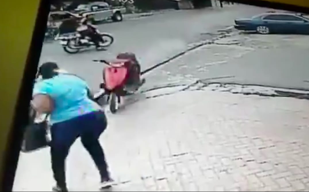 Millimétereken múlt, hogy nem ütötte el a gyalogost a száguldó motor – videó
