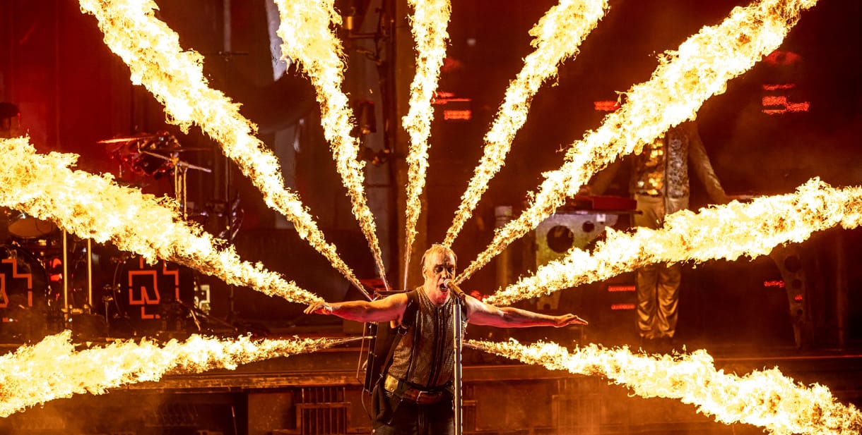 Több százan tüntettek a Rammstein ellen Berlinben