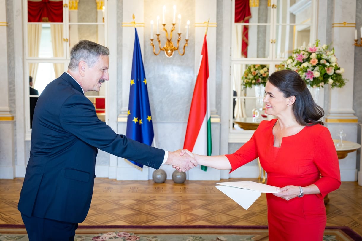 Útnak indította az államfő az új kijevi magyar nagykövetet, tanácsot is adott