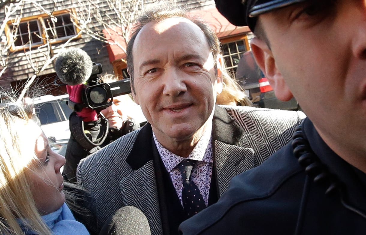Tíz perc alatt lezavarta a bíróság a szexuális zaklatással vádolt Kevin Spacey meghallgatását