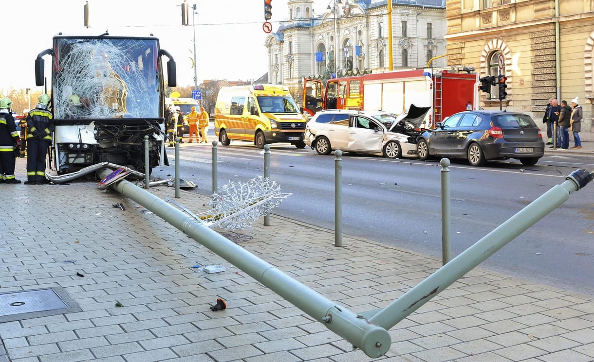 Centiken múlt a tragédia: videó is van a busz és taxi ütközéséről