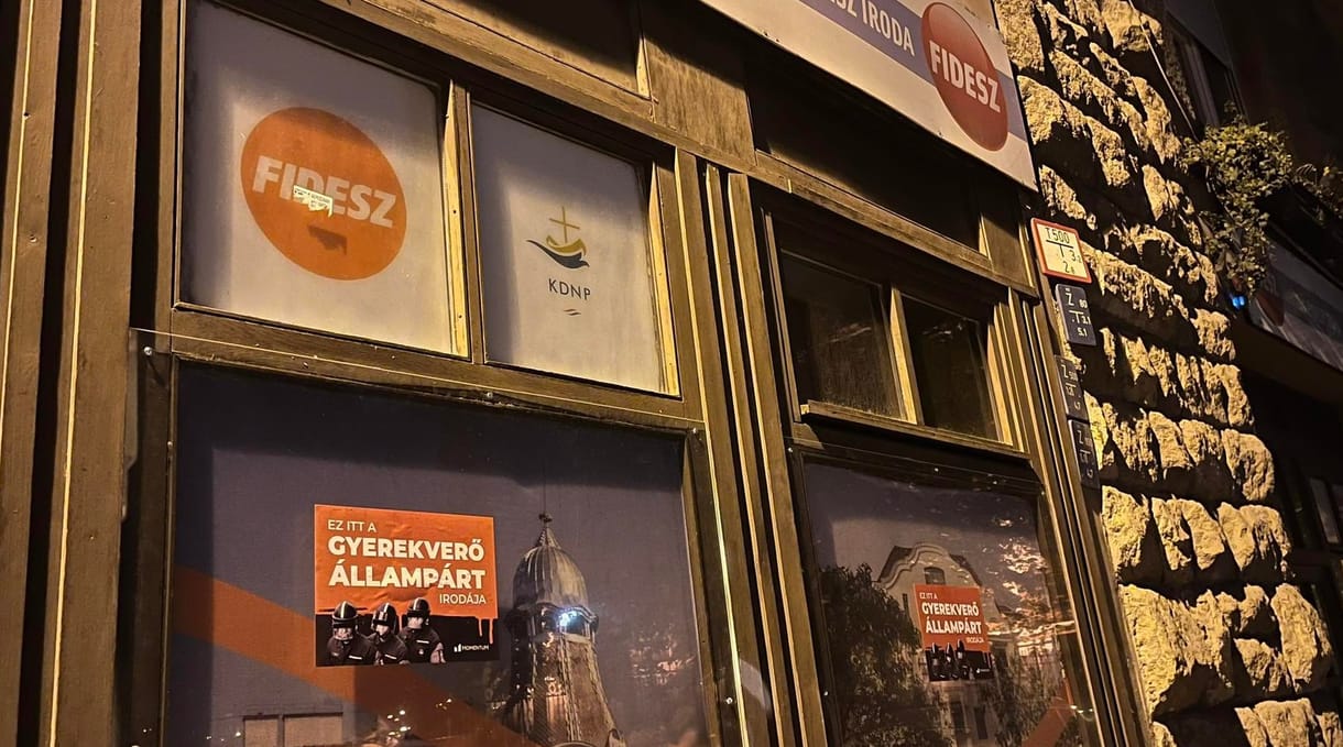 „Ez itt a gyermekverő állampárt irodája” – Fidesz-irodákat matricázott fel a Momentum