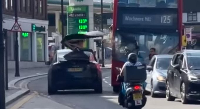 Megmutatta, milyen különleges ajtaja van a méregdrága Teslájának, aztán lezúzott vele egy buszt
