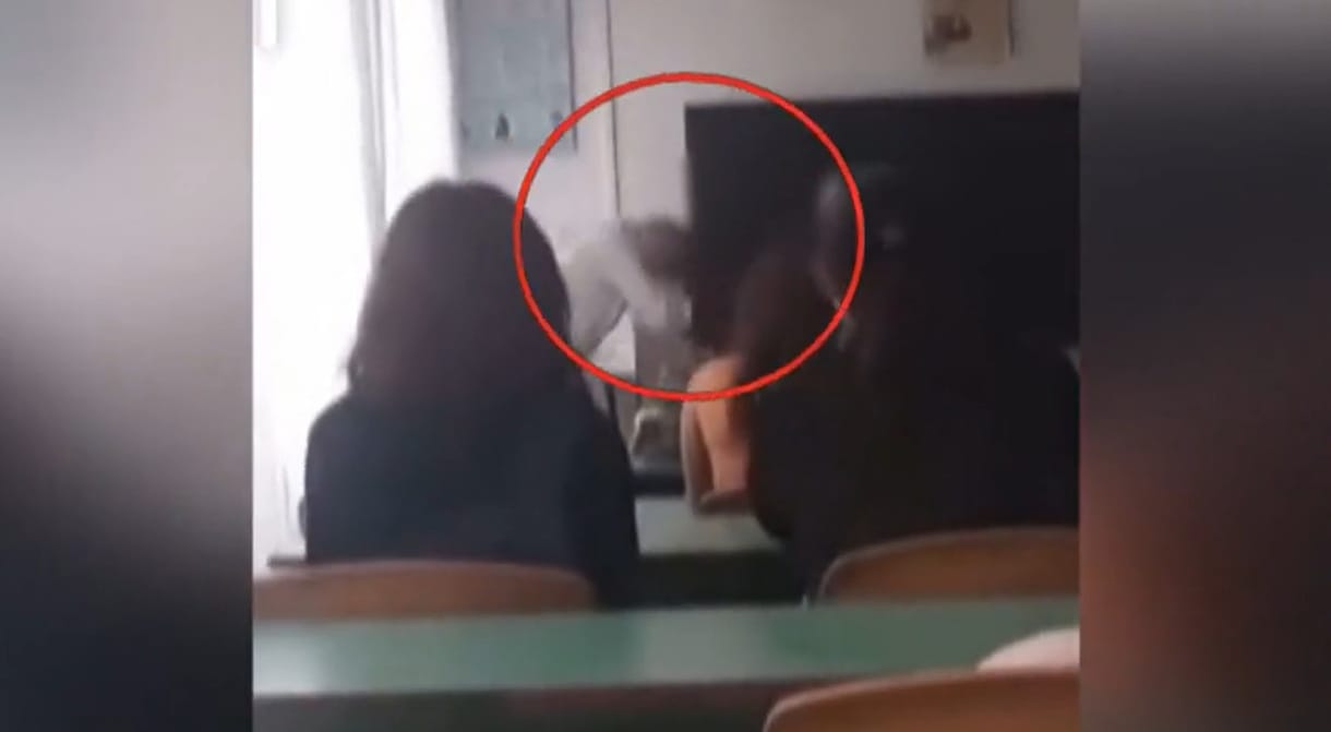 Megtépett egy borsodi tanár egy 13 éves diákot, a társai videóra vették
