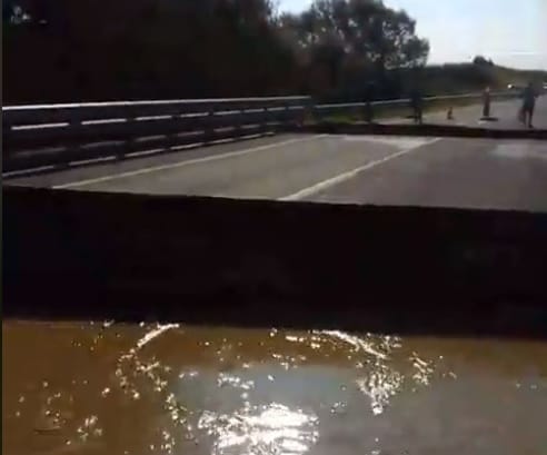 Elmosott az áradás egy hidat Nagyatádnál - videó